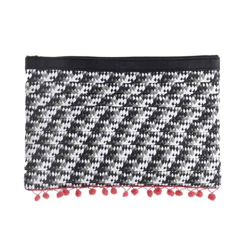 Straw bag in white-cold