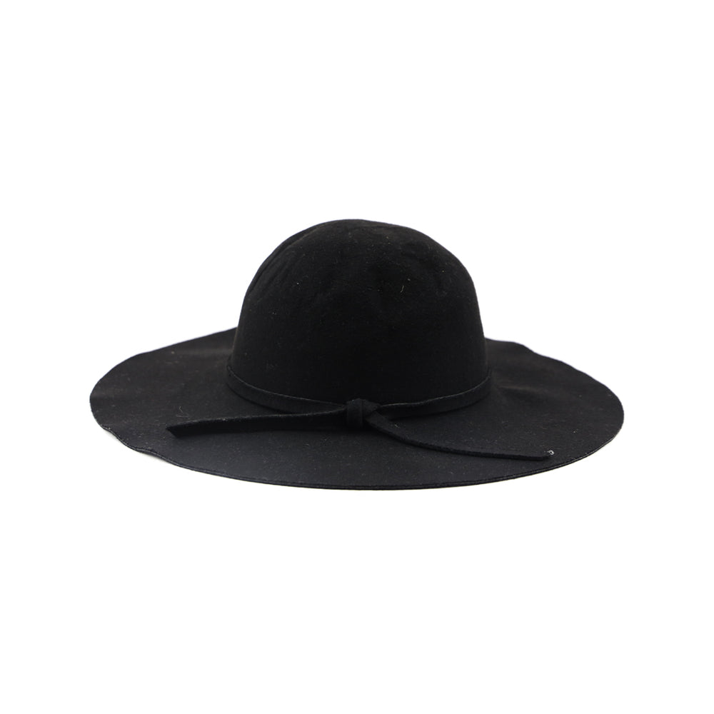 Straw hat in black color