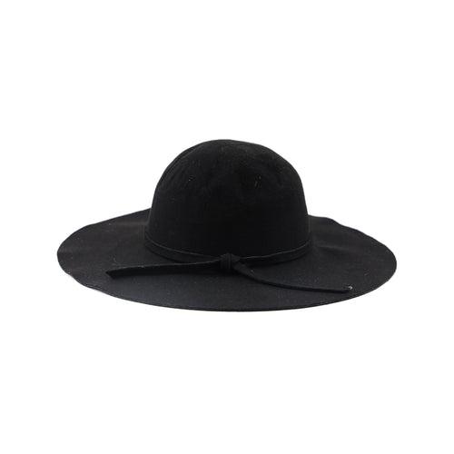 Straw hat in black color
